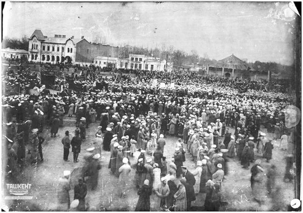 1917 Коканд Демонстрация Приветствующая  Кокандскую Автономию на Крепостной Стене